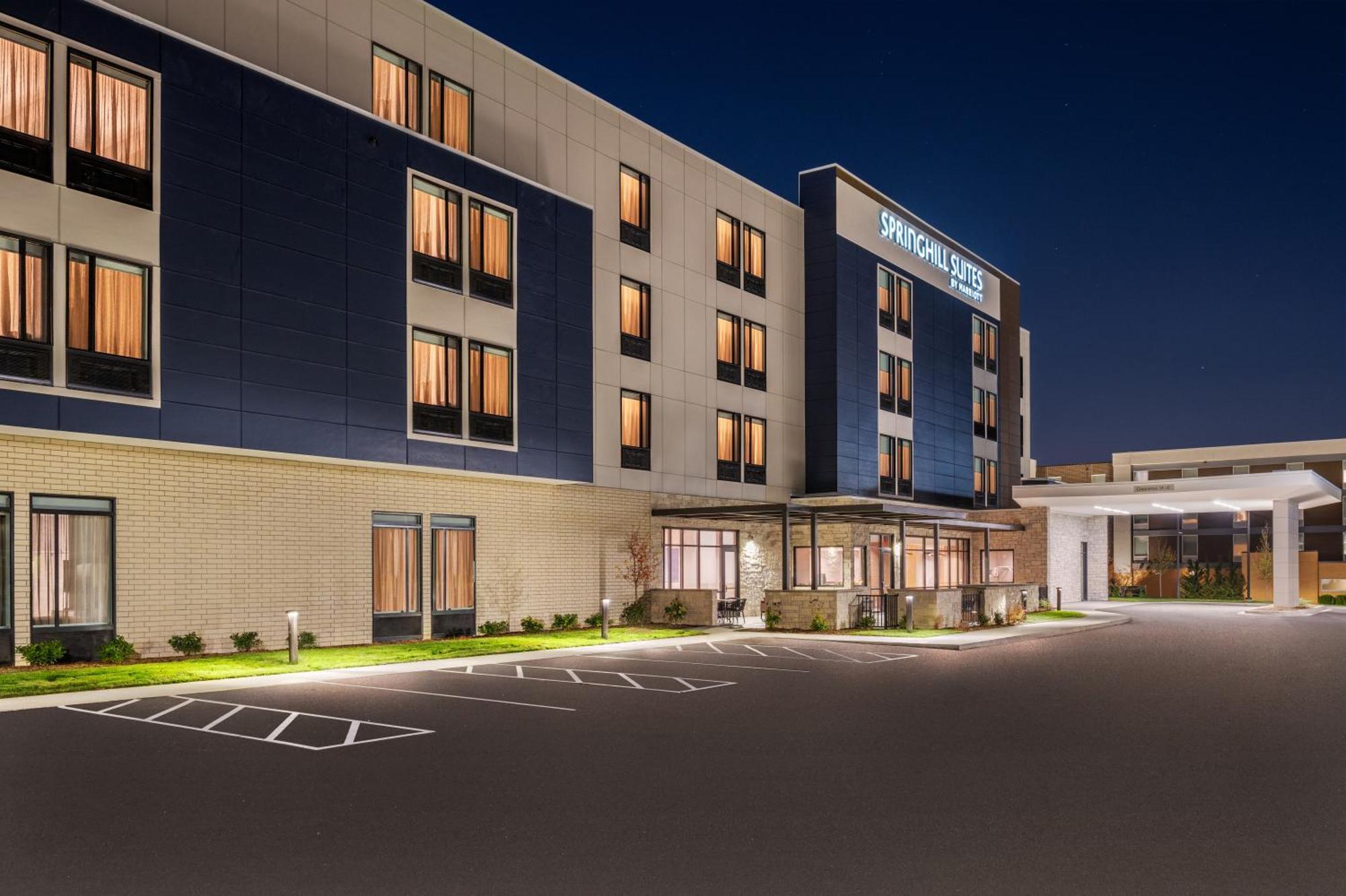 Springhill Suites By Marriott Menomonee Falls Exterior photo
