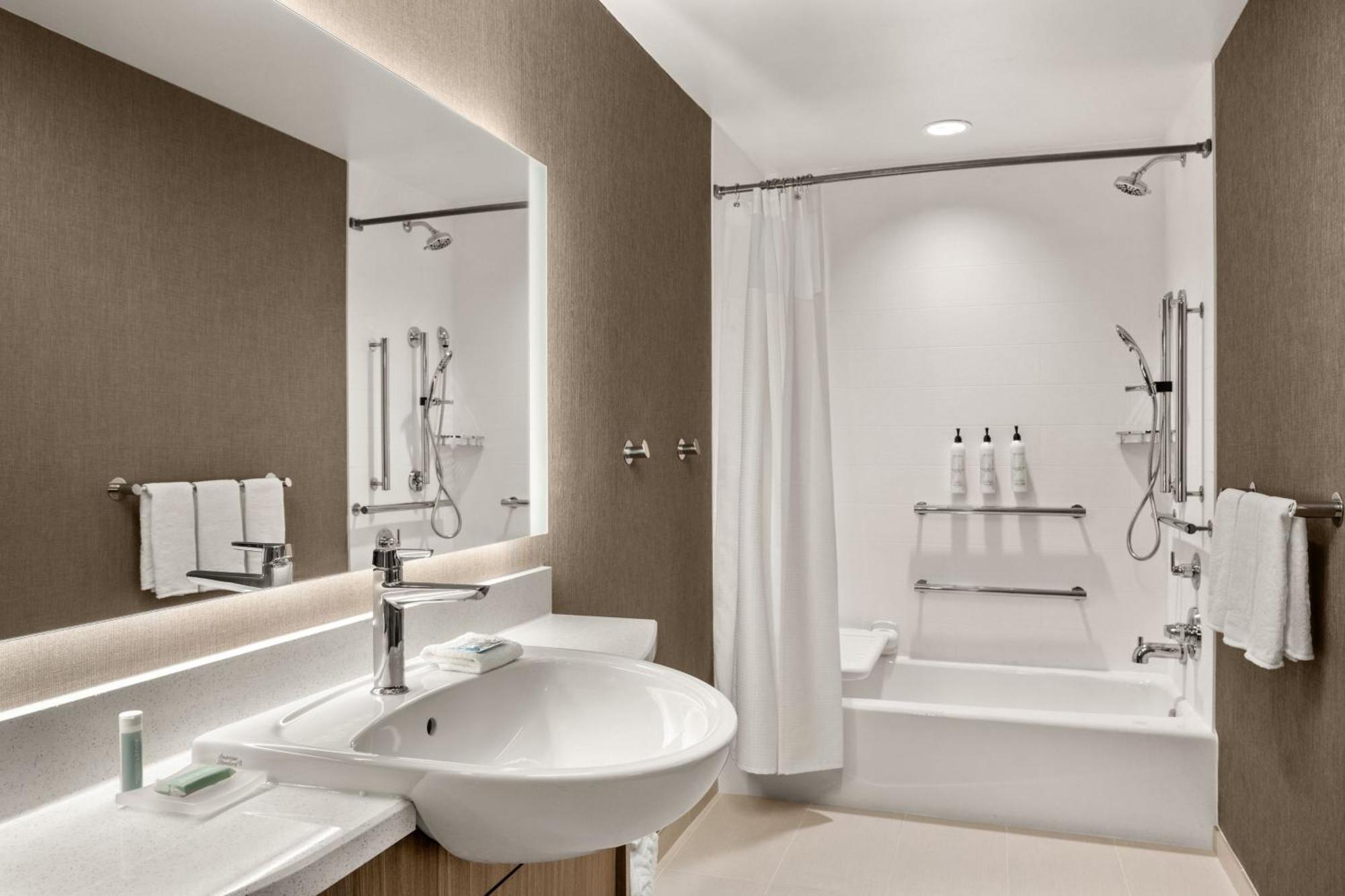 Springhill Suites By Marriott Menomonee Falls Exterior photo